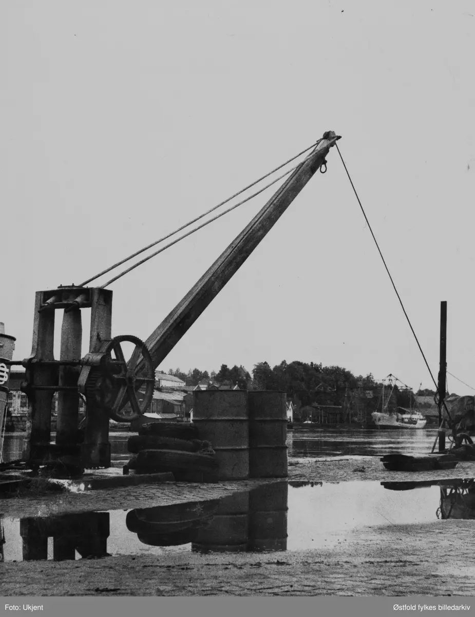 Sandesund,  havna i Sarpsborg  liten håndkran ca. 1970.