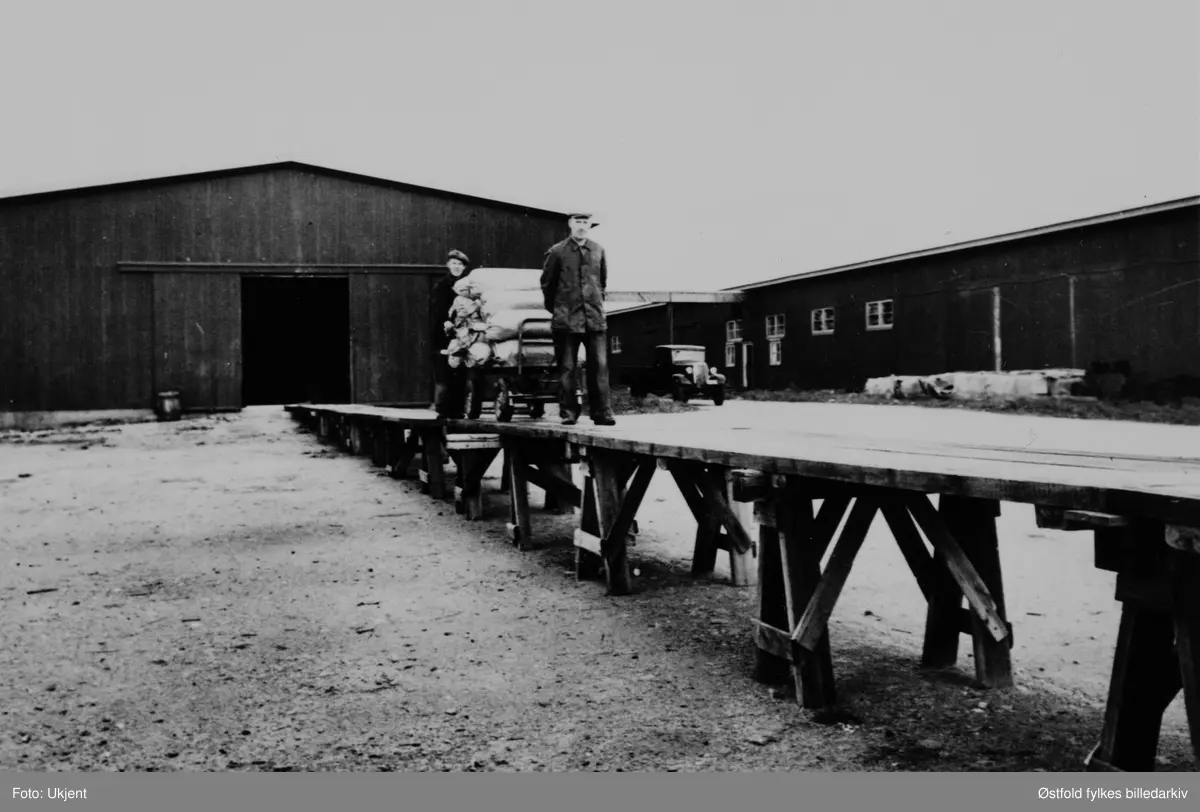 Utlasting ved Alvim kai fra Sarpsborg i 1949. Ivar Mathisen og Thorolf Hallem, fra firmaet Th. Jacobsen & co.