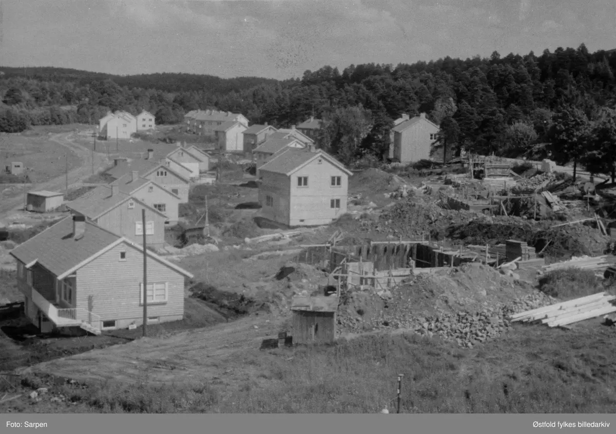 Boliger under oppføring på Kurland i Sarpsborg 1. juli 1958. Sett fra taket på bryggeriet (Tekst på bakside av foto: Ble sammelignet med bilde fra ca. 1. år siden)