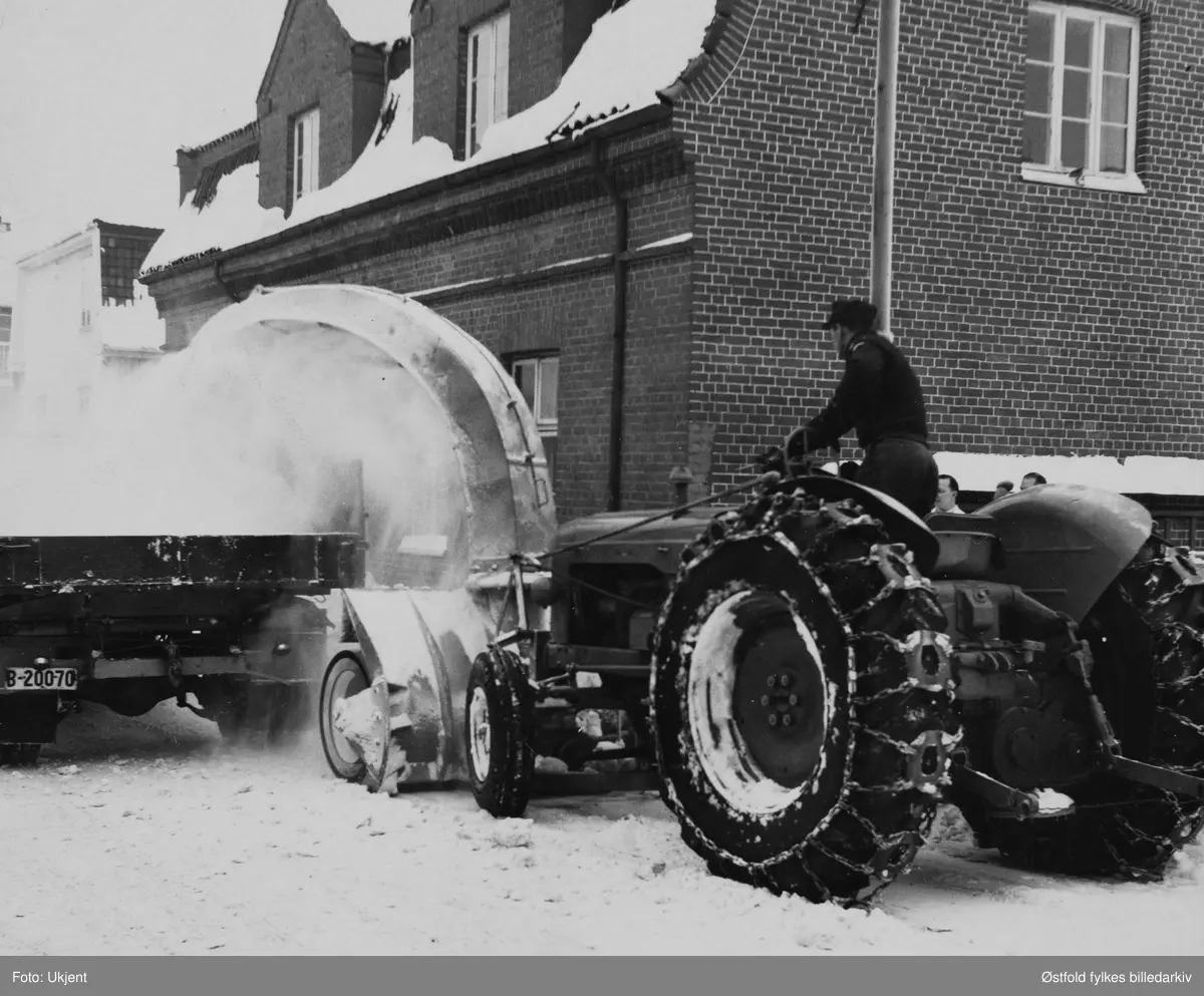 Snøfresing i Sannesundsveien, ved apotek Bjørnen i Sarpsborg i 1958 (?).