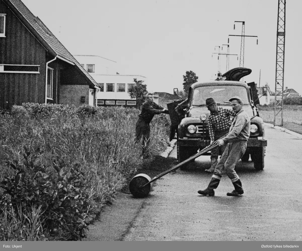 Asfaltering i Parkveien, Sarpsborg i 1968. Ukjente personer. Lastebil av merket Bedford.