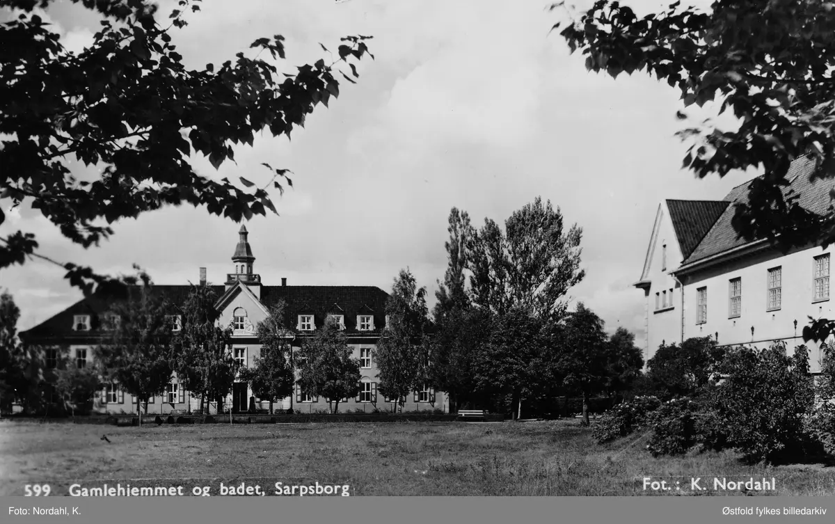 Gamlehjemmet og det kommunale badet i Sarpsborg. Gamlehjemmet ble oppført 1916, og badet i 1925, revet i 1975. Postkort.