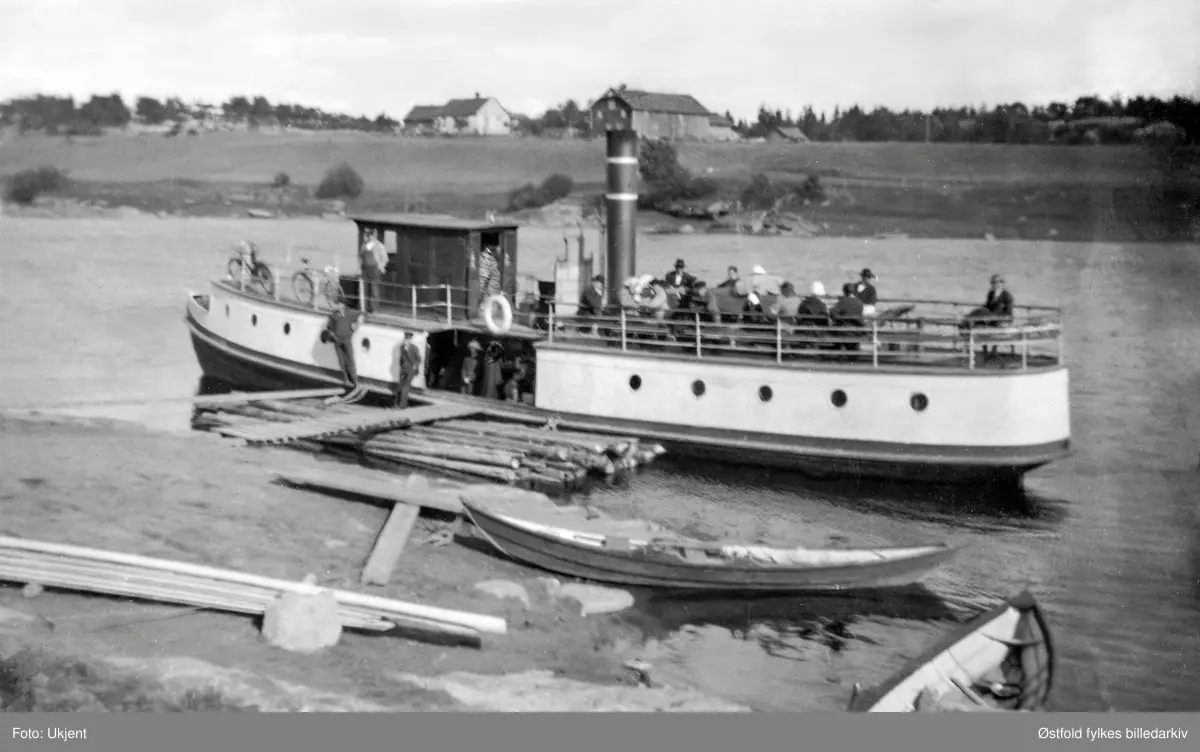 Dampbåten DS Krabben ved Opsund brygge i Sarpsborg, ant. 1920-årene.
Dampbåten  DS Krabben gikk i rute langs Glomma fra Glengshølen i Sarpsborg til Lindhol i Eidsberg med mange stoppesteder underveis på begge sider av Glomma i perioden 1869 til 1947.