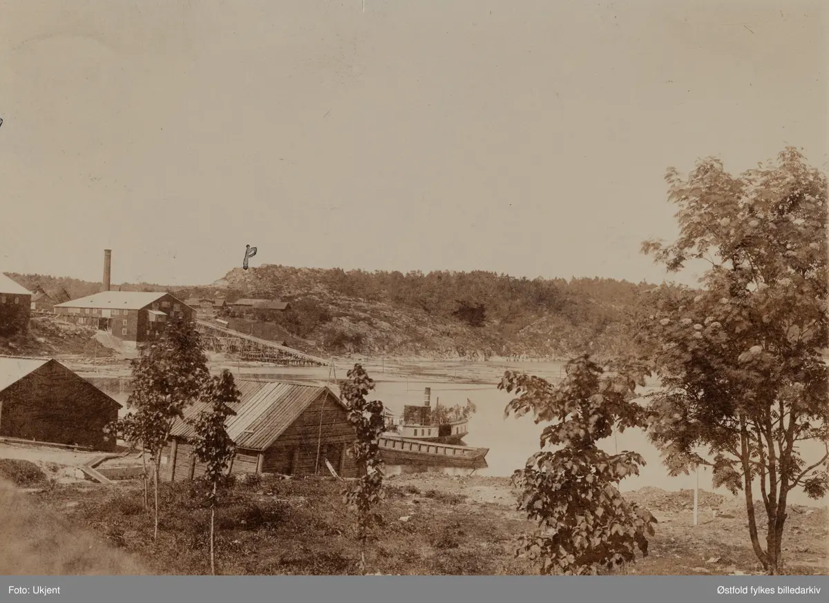 Dampbåten DS Krabben ved brygga i Glengshølen, Sarpsborg i 1903. I forgrunnen kullhuset til DS Krabben.
Asbjørnsen-saga  og Kurlandtoppen i bakgrunnen. Utsikt fa "Fuglebergs veranda".
Dampbåten  DS Krabben gikk i rute langs Glomma fra Glengshølen i Sarpsborg til Lindhol i Eidsberg med mange stoppesteder underveis på begge sider av Glomma i perioden 1869 til 1947.