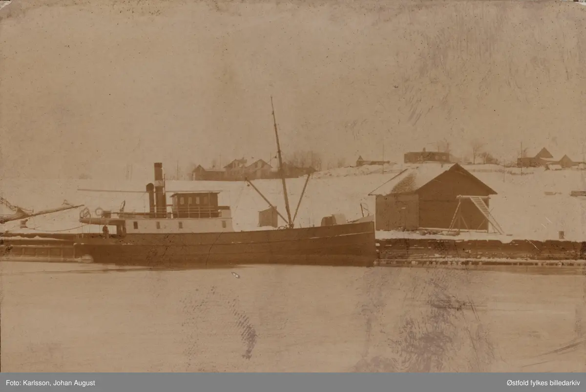 Dampskip DS Sarpsborg ved Melløs kai, Sarpsborg ca. 1900. Skal være en av de første dampbåtene som gikk på Sarpsborg havn.
