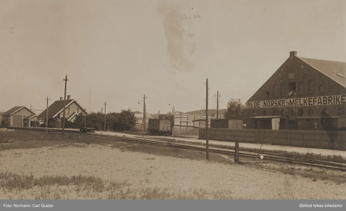 Parti fra Sanndesund jernbanestasjon, Sarpsborg 1919.
Til høyre De Norske Melkefabriker.