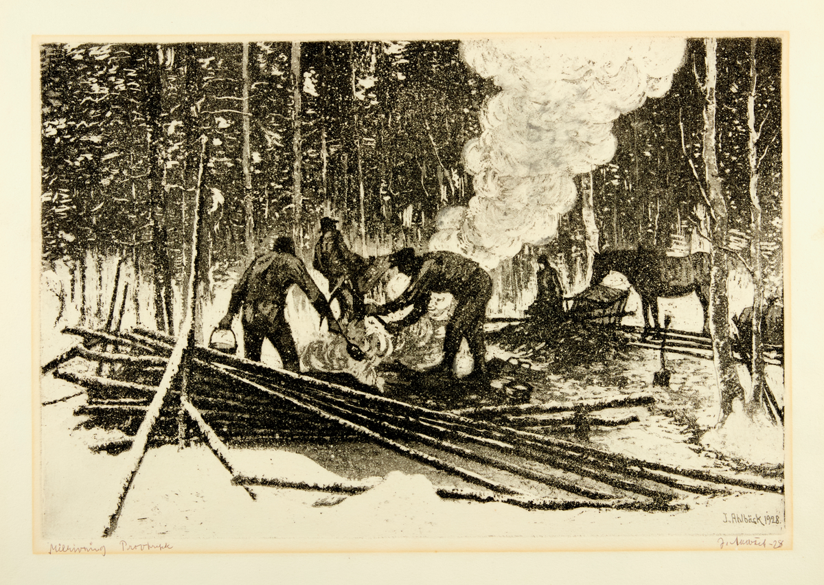Skogsmiljö i vintertid. En mila rivs. Fyra män arbetar med att riva en mila. En häst står vid sidan.