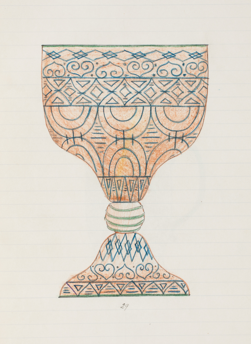 Graalskål nr 122, formgiven av Simon Gate, mönstermakare Heinrich Wollman, mästerblåsare Knut Bergqvist. Blått geometriskt mönster mot en rosatonad botten. På skålens mynning och fotens kant sitter påklippta gröna trådar, samt en spunnen grön tråd på kulan mellan skål och fot.