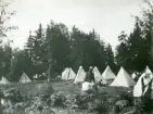 Från Ing 1 övningar i Södermanland sommaren 1904. Lugn och ro vilar över den idylliska övningsplatsen.