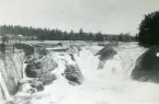 Pontonjärbataljonen (blivande Ing 1) erhöll Laxön som övningsplats från år 1879. Bild från Dalälven vid Laxön, sent 1800-tal.