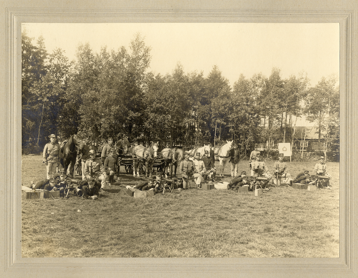 Övning, 4:e kompaniet (?), I11. 
Kulsprutetjänst, handexercisfältet, Växjö.
Fyra kulsprutor ska testas.
