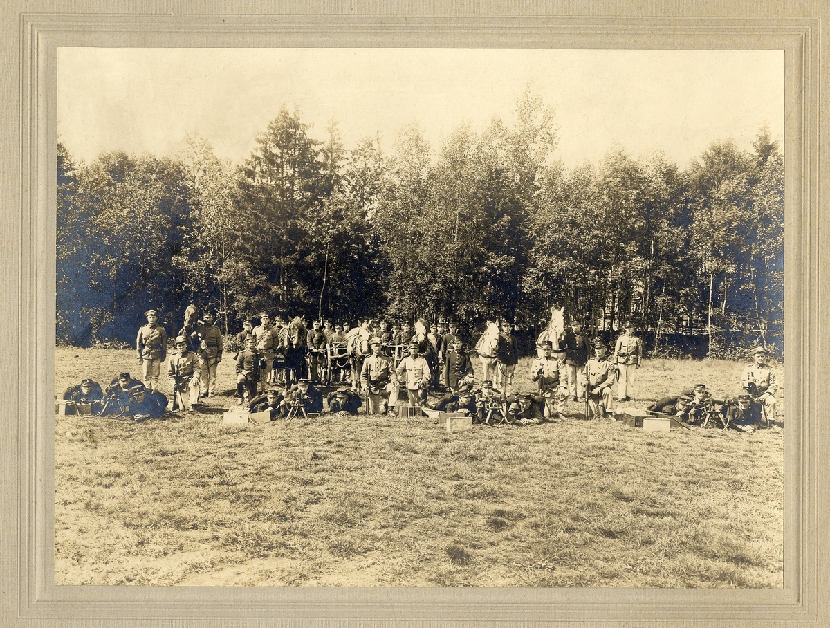 Övning, 4:e kompaniet (?), I11. 
Kulsprutetjänst, handexercisfältet, Växjö.
Fyra kulsprutor ska testas.