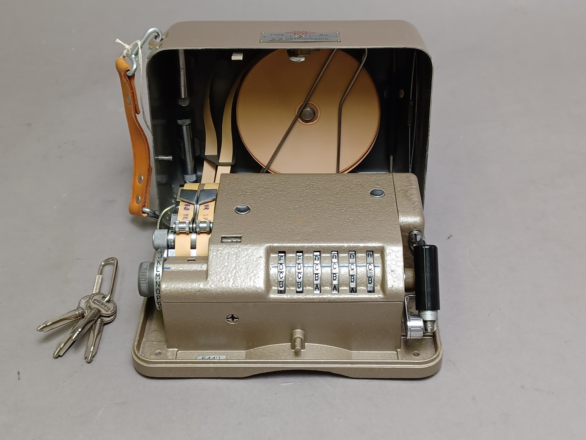 Sex kryptografer samt några tillbehör. Se undernummer TM44334:1-7 
Märkta "A.-B. Cryptoteknik Stockholm Sweden" och "Manufactured for Crypto AG Zug Switzerland by AB Cryptoteknik Stockholm Sweden"