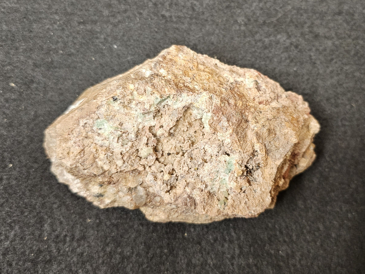 Bergart/Fossil/Mineral: kopparkis xx
Varietet: 
Klassificering: sulfid
Paragenes: flusspat xx, kopparkis xx, kassiterit? mm

Land: Österrike-(Ungern), Tjeckien
Fyndplats: Schlaggenwald?, Falkenau, Böhmen, Horni Slavkov, Západocesky kraj

Stuffen ingår i samlingen från Adolf Andersohn.