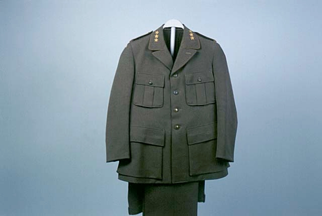 Uniform för kapten vid "Europahjälpen"
1/ Vapenrock m/1939
2/ Långbyxor m/1939
3/ Uniformsmössa m/1939
4/ Mössa (fält) m/1939
Europahjälpen; eg. Svenska Europahjälpen, samorganisation som bedrev icke-statlig hjälpverksamhet i Europa efter andra världskriget, 1946-50. Främst hjälp till kläder och läkemedel, E gjorde mycke för att bekämpa tuberkulos.