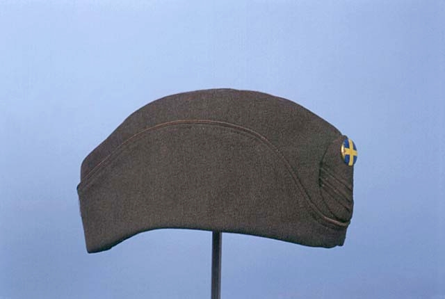 Uniform för kapten vid "Europahjälpen"
1/ Vapenrock m/1939
2/ Långbyxor m/1939
3/ Uniformsmössa m/1939
4/ Mössa (fält) m/1939
Europahjälpen; eg. Svenska Europahjälpen, samorganisation som bedrev icke-statlig hjälpverksamhet i Europa efter andra världskriget, 1946-50. Främst hjälp till kläder och läkemedel, E gjorde mycke för att bekämpa tuberkulos.