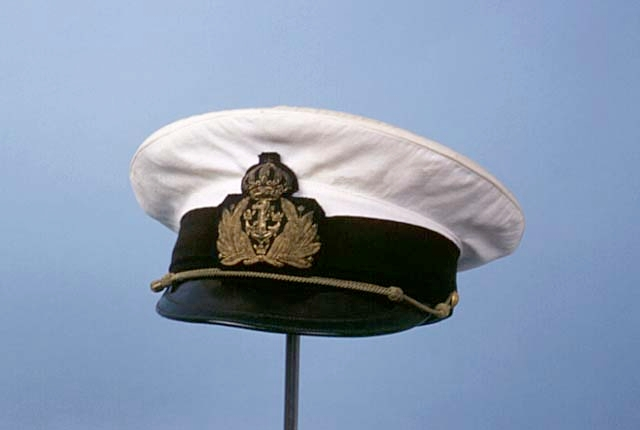 Mössa med skärm av blått kläde. M/1948 för kommendörkapten av andra graden, Kungl. Flottan.
Mössa med skärm av vitt tyg. M/1948 för kommendörkapten av andra graden, Kungl. Flottan.
Kläde; enfärgat, kraftigt ylletyg som valkats, ruggats, överskurits samt pressats, vilket givet en streckruggad, glansig yta. Det har använts till bl.a militäruniformer, kappor och klänningar.