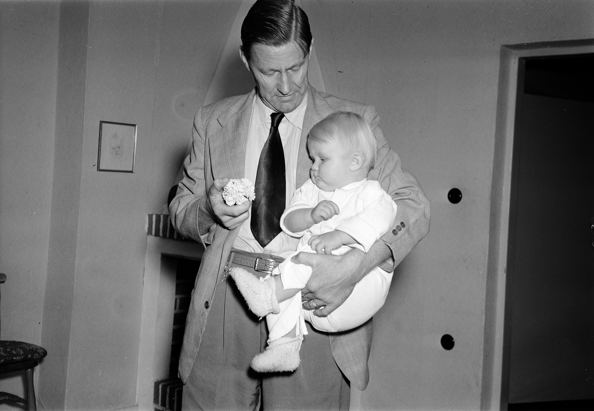 Agronom Samuel Nordfeldt med sitt barn, Uppsala 1951