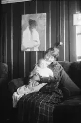 interiør, stue, kvinne, gutt, dåpskjole, portrettmaleri