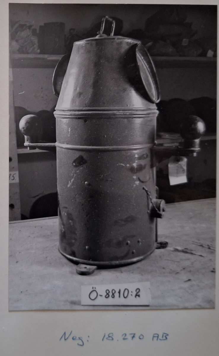 Trälåda låda till spritkompass med kardansk upphängning (del 1) . Med nakterhus (2). Lådan är av björk och har skjutlock. Fernissad. Innehåller sex stycken kompensationsmagneter.