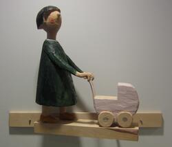 Hun hadde egen dokkevogn [Skulptur]