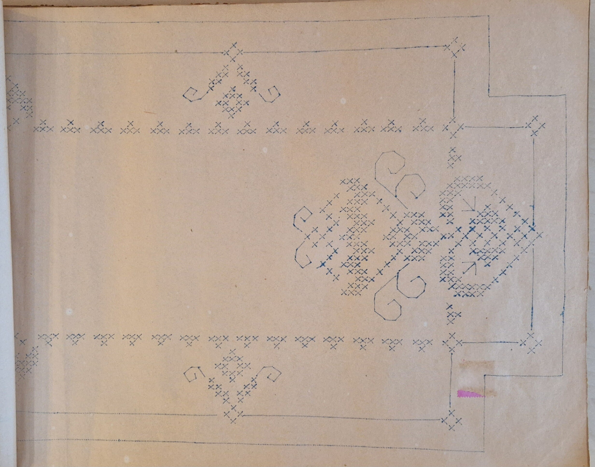 Varukatalog med broderimönster. Innehåller c:a 130 mönster + två "bokmärken." Svart pärm, mycket skadad. 