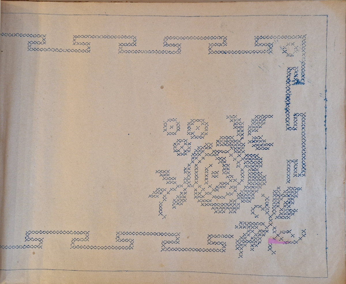 Varukatalog med broderimönster. Innehåller c:a 130 mönster + två "bokmärken." Svart pärm, mycket skadad. 