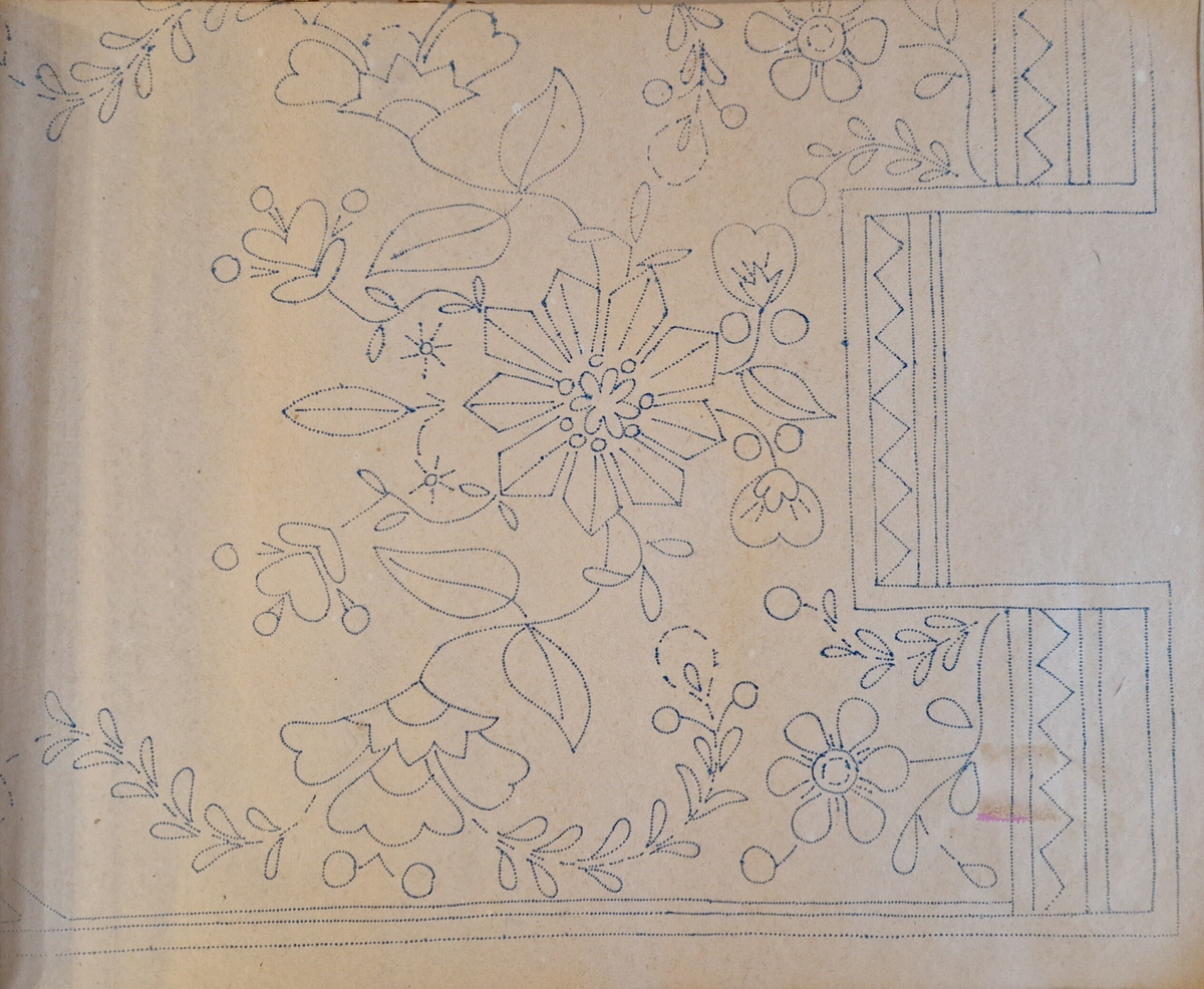 Varukatalog med broderimönster. Innehåller c:a 130 mönster + två "bokmärken." Svart pärm, mycket skadad. 