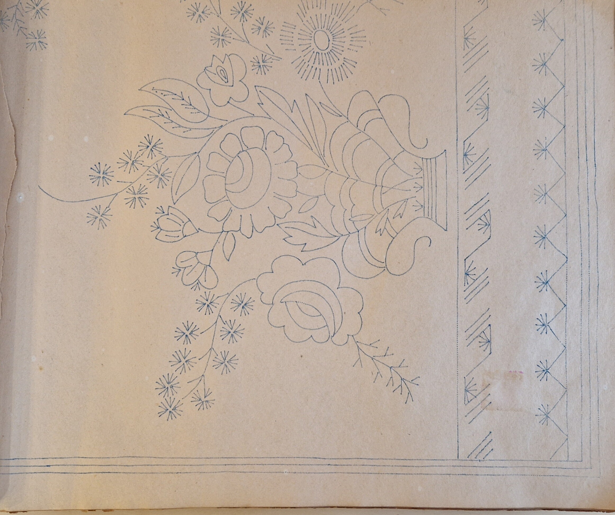 Varukatalog med broderimönster. Innehåller c:a 130 mönster + två "bokmärken." Svart pärm, mycket skadad. 