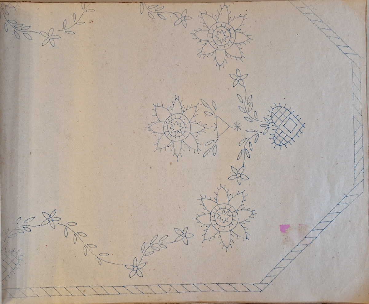 Varukatalog med broderimönster. Innehåller c:a 130 mönster + två "bokmärken." Svart pärm, mycket skadad. 