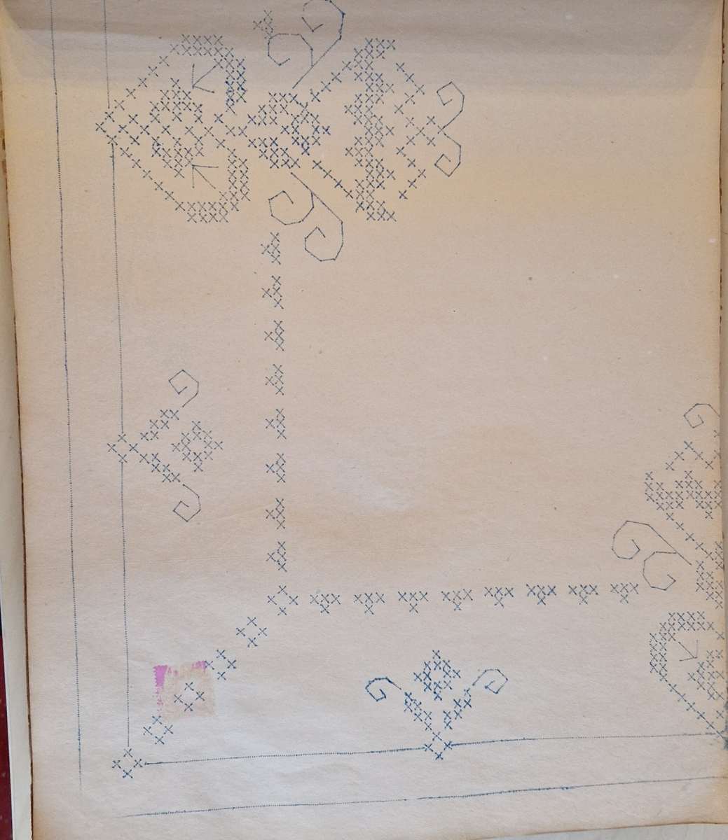 Varukatalog med broderimönster. Innehåller c:a 130 mönster + två "bokmärken." Svart pärm, mycket skadad. 