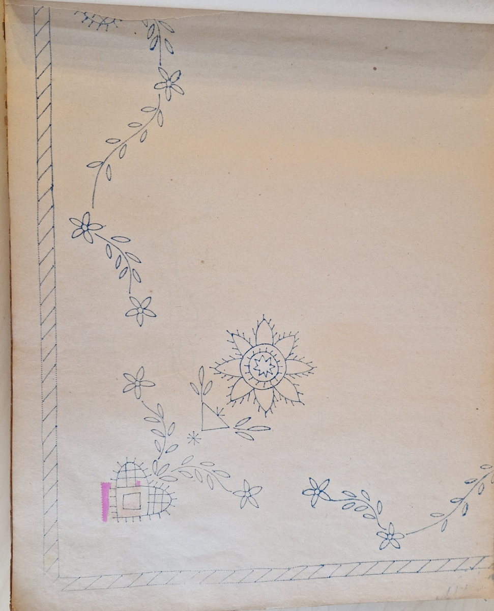 Varukatalog med broderimönster. Innehåller c:a 130 mönster + två "bokmärken." Svart pärm, mycket skadad. 