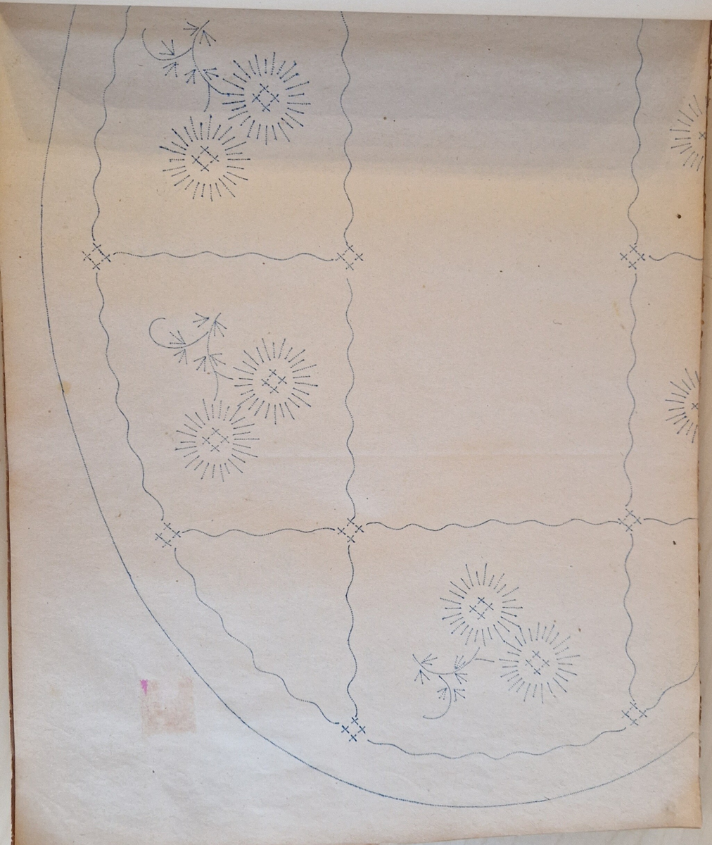 Varukatalog med broderimönster. Innehåller c:a 130 mönster + två "bokmärken." Svart pärm, mycket skadad. 