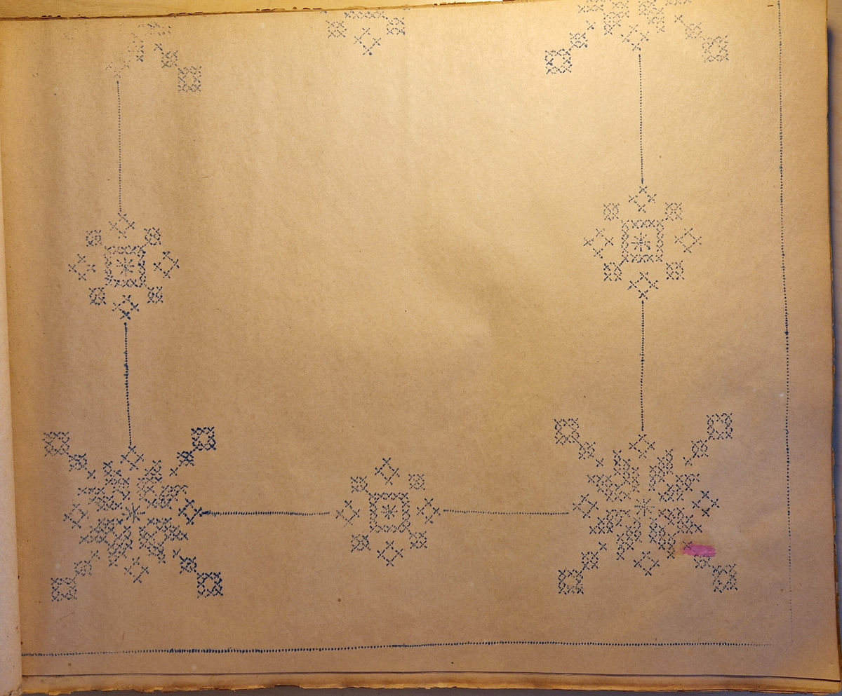 Varukatalog med broderimönster. Innehåller c:a 130 mönster + två "bokmärken." Svart pärm, mycket skadad. 