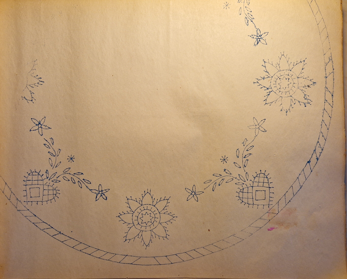Varukatalog med broderimönster. Innehåller c:a 130 mönster + två "bokmärken." Svart pärm, mycket skadad. 