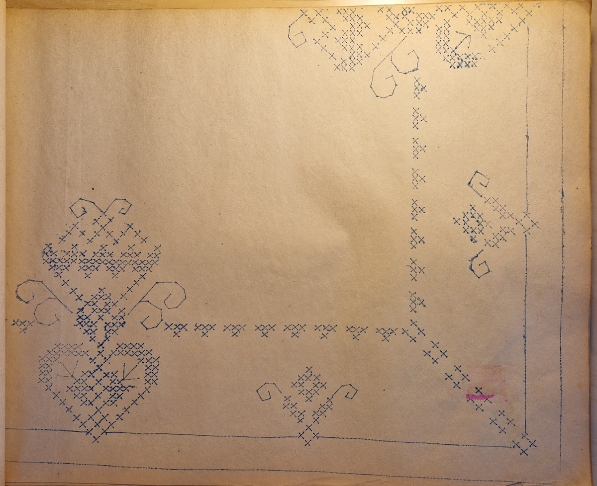 Varukatalog med broderimönster. Innehåller c:a 130 mönster + två "bokmärken." Svart pärm, mycket skadad. 