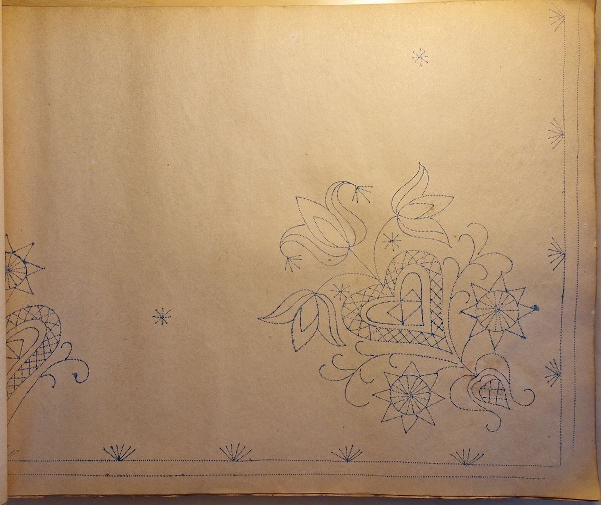 Varukatalog med broderimönster. Innehåller c:a 130 mönster + två "bokmärken." Svart pärm, mycket skadad. 