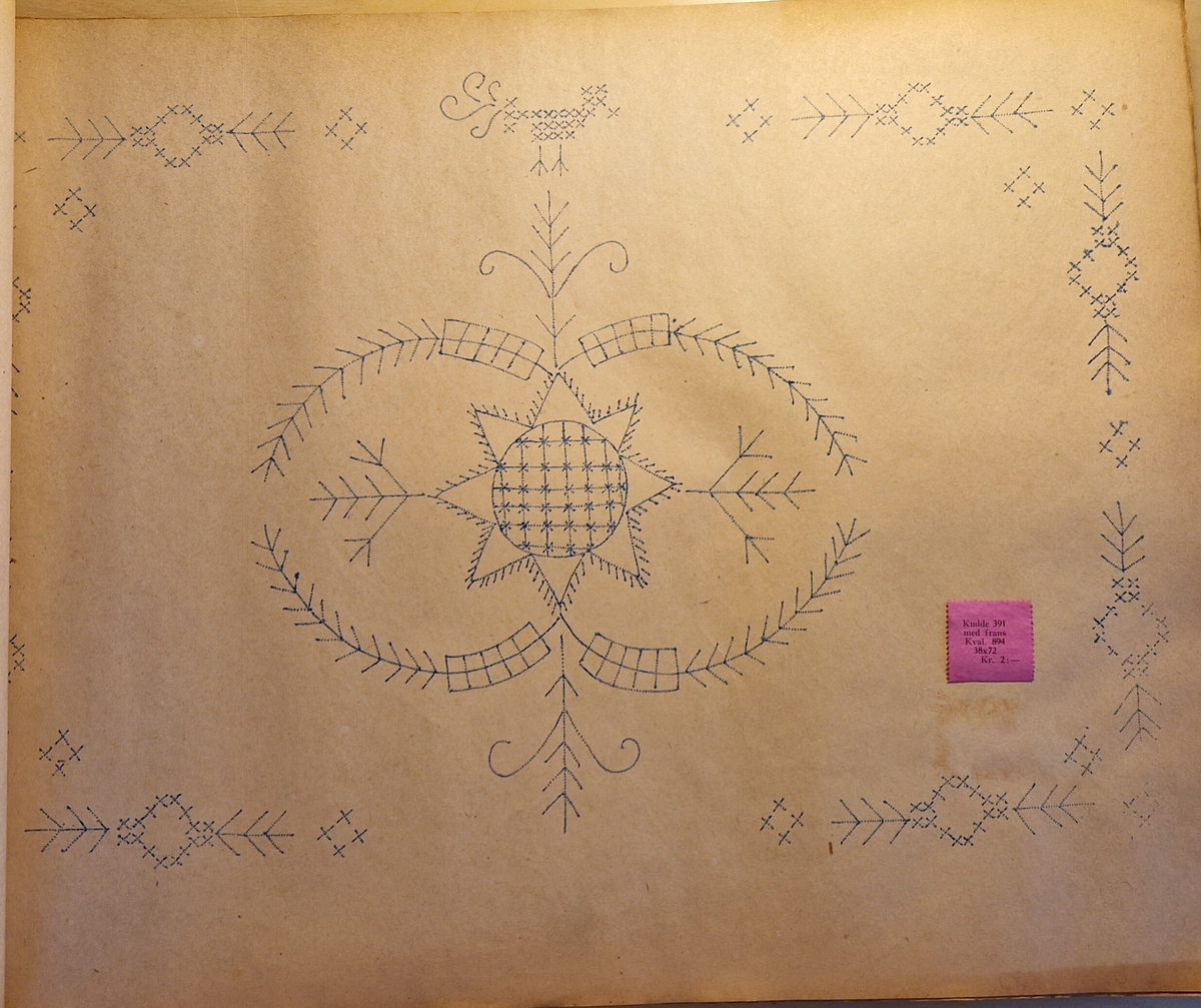 Varukatalog med broderimönster. Innehåller c:a 130 mönster + två "bokmärken." Svart pärm, mycket skadad. 