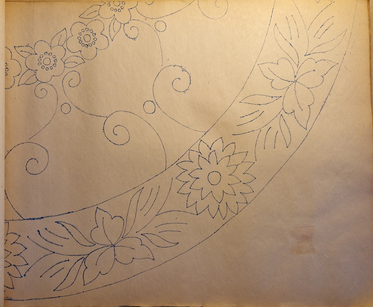 Varukatalog med broderimönster. Innehåller c:a 130 mönster + två "bokmärken." Svart pärm, mycket skadad. 