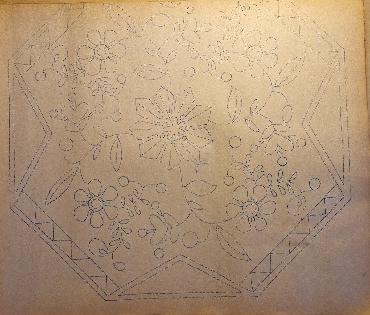 Varukatalog med broderimönster. Innehåller c:a 130 mönster + två "bokmärken." Svart pärm, mycket skadad. 