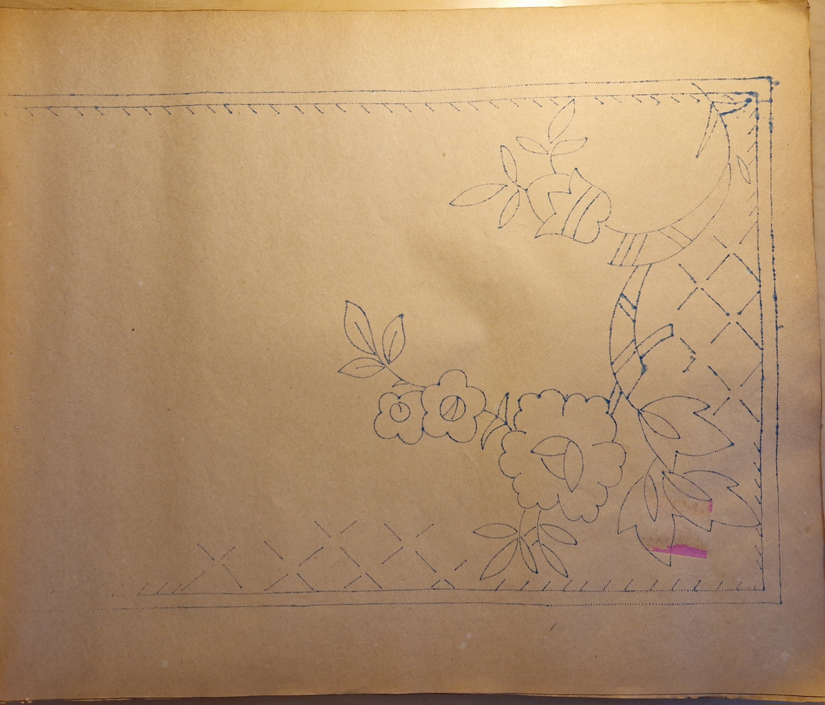 Varukatalog med broderimönster. Innehåller c:a 130 mönster + två "bokmärken." Svart pärm, mycket skadad. 