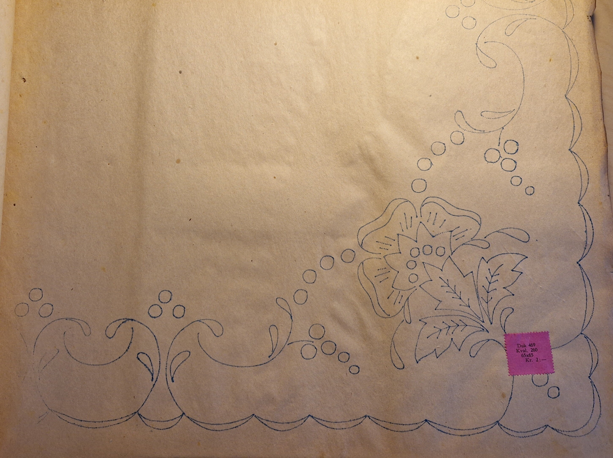 Varukatalog med broderimönster. Innehåller c:a 130 mönster + två "bokmärken." Svart pärm, mycket skadad. 
