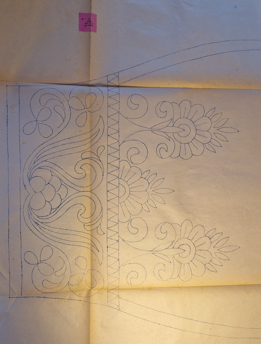Varukatalog med broderimönster. Innehåller c:a 130 mönster + två "bokmärken." Svart pärm, mycket skadad. 