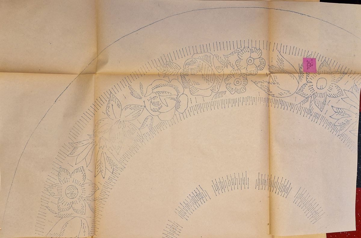 Varukatalog med broderimönster. Innehåller c:a 130 mönster + två "bokmärken." Svart pärm, mycket skadad. 