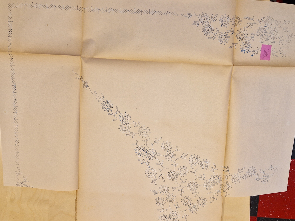 Varukatalog med broderimönster. Innehåller c:a 130 mönster + två "bokmärken." Svart pärm, mycket skadad. 