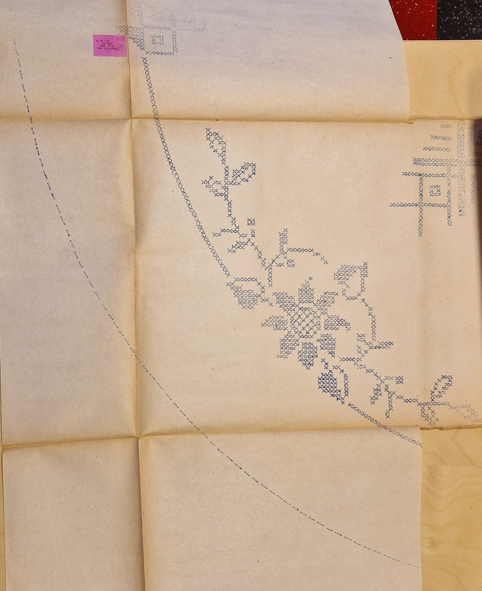 Varukatalog med broderimönster. Innehåller c:a 130 mönster + två "bokmärken." Svart pärm, mycket skadad. 