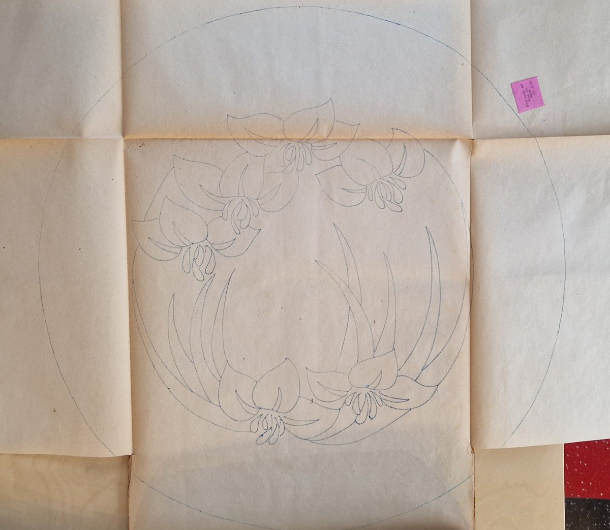 Varukatalog med broderimönster. Innehåller c:a 130 mönster + två "bokmärken." Svart pärm, mycket skadad. 