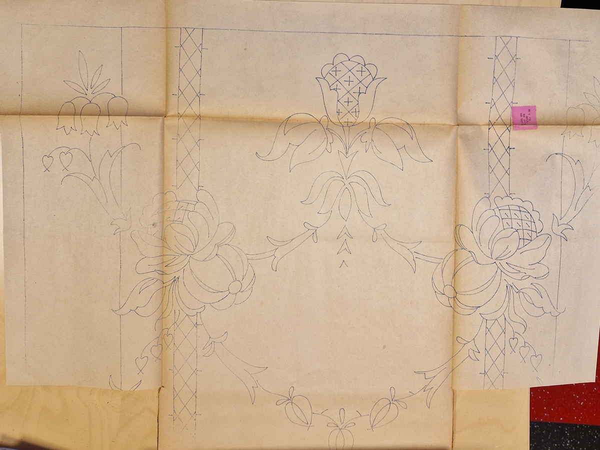 Varukatalog med broderimönster. Innehåller c:a 130 mönster + två "bokmärken." Svart pärm, mycket skadad. 