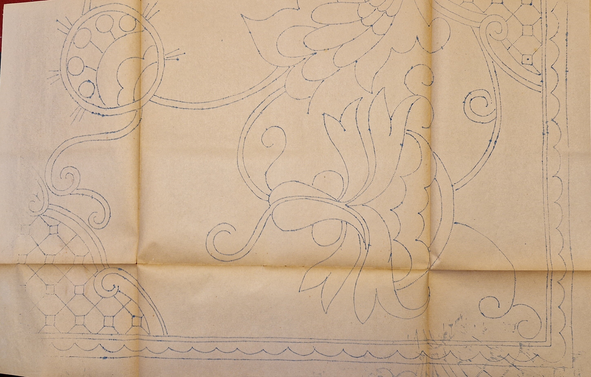 Varukatalog med broderimönster. Innehåller c:a 130 mönster + två "bokmärken." Svart pärm, mycket skadad. 