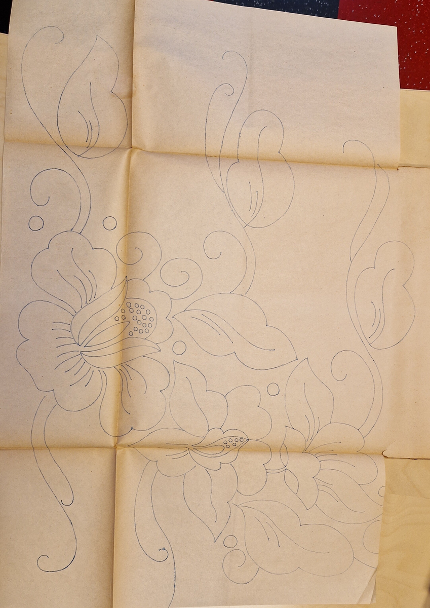 Varukatalog med broderimönster. Innehåller c:a 130 mönster + två "bokmärken." Svart pärm, mycket skadad. 